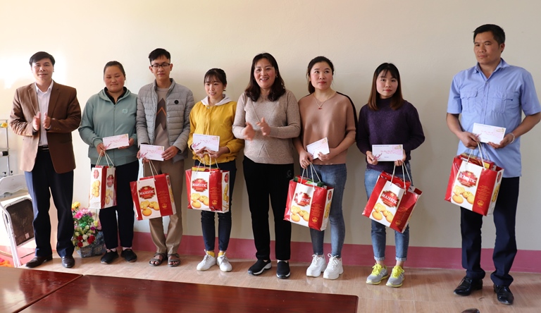 Đồng chí Nguyễn Thị Thiện - Chủ tịch LĐLĐ tỉnh thăm hỏi, trao quà cho đoàn viên, CNVCLĐ có hoàn cảnh khó khăn nhân dịp tết Nguyên đán Tân Sửu 2021 tại huyện Phong Thổ.